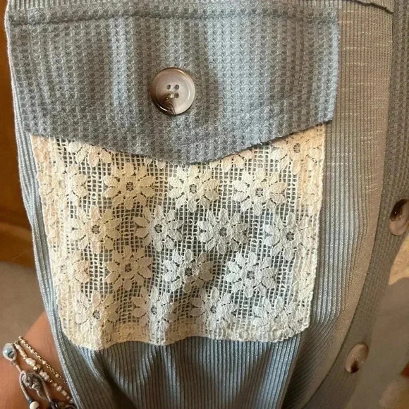 Hem & Thread Women’s Blue Button Down/Shacket With Lace Detail. NWT. Size Small - Picture 4 of 9